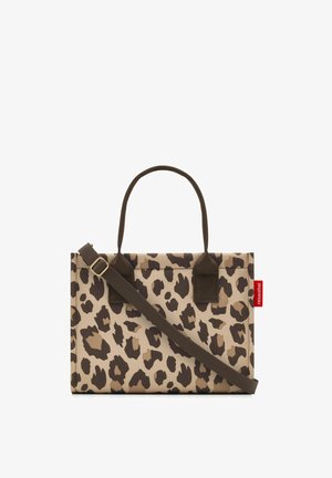 Bolsa tote rectangular beige con manchas de leopardo marrones oscuras, asas marrones, correa de hombro ajustable y una pequeña etiqueta roja en el lateral.