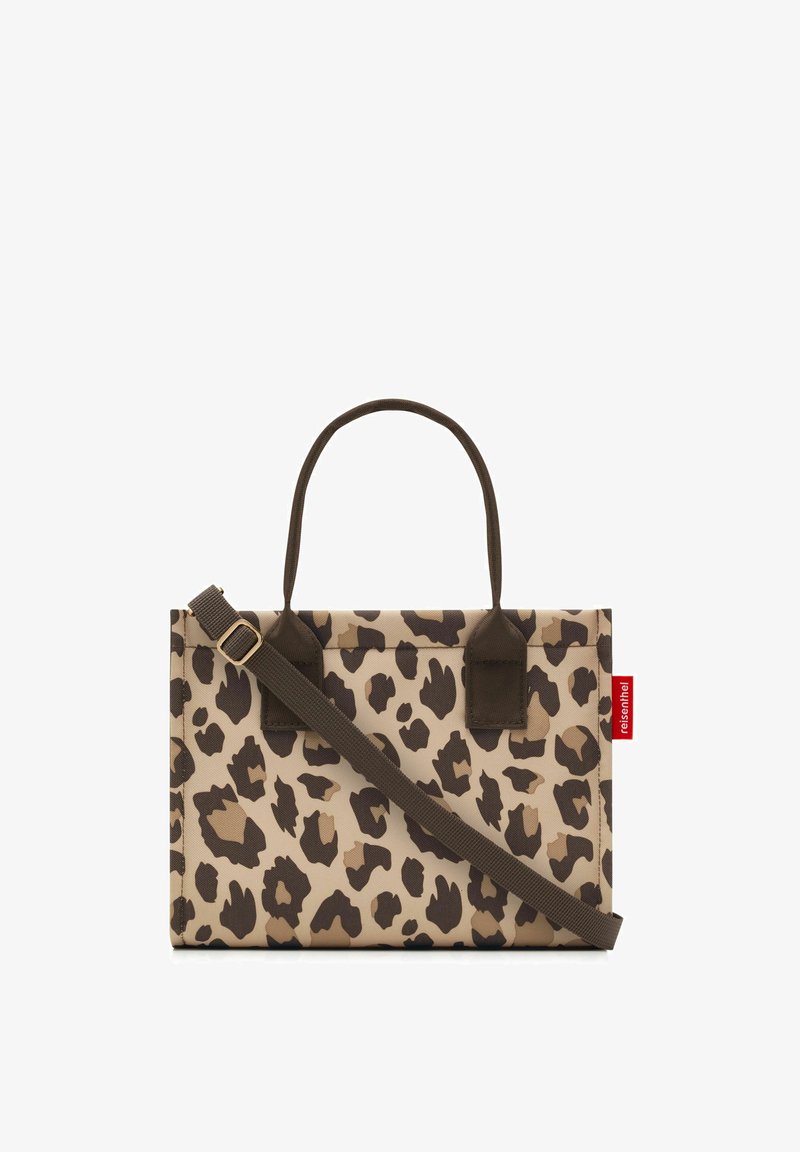 Borsa tote rettangolare beige con macchie leopardate marrone scuro, manici marroni, tracolla regolabile e una piccola etichetta rossa sul lato.