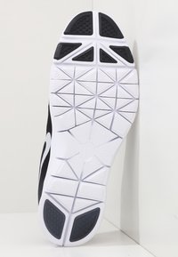 Czarna podeszwa sportowego buta z białym wzorem na bieżniku, zawierająca geometryczne wzory oraz teksturowane gumowe akcenty zapewniające przyczepność i stabilność.