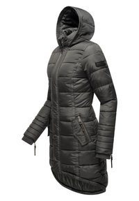 Jachetă puffer lungă, de culoare gri închis, cu glugă. Are un textură matlasată, buzunare cu fermoar și manșete ribbed. Tiv drept cu o ușoară curbură în partea de jos.