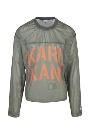 Olivgrünes Langarm-Mesh-Top mit großem orangem "KARL KANI"-Schriftzug auf der Vorderseite und Rundhalsausschnitt.
