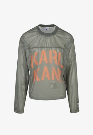 Olivgrünes Langarm-Mesh-Top mit großem orangem "KARL KANI"-Schriftzug auf der Vorderseite und Rundhalsausschnitt.
