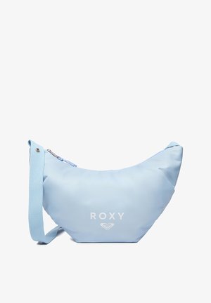 Jasnoniebieska torebka na ramię w kształcie półksiężyca z regulowanym paskiem i białym logo "ROXY" z przodu.