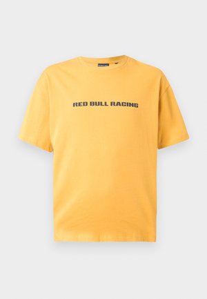 T-shirt de algodão amarela com decote redondo e mangas curtas. "RED BULL RACING" estampado em azul escuro no peito.