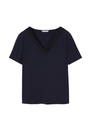 Jūras spēku īsām piedurknēm T-krekls ar V veida izgriezumu, ar pītām tekstūras detaļām ap kaklu, izgatavots no mīksta auduma ar gludu virsmu.