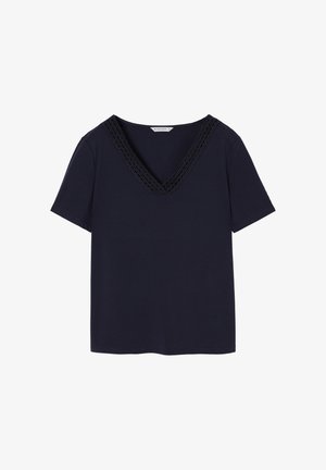 Marineblaues T-Shirt mit kurzen Ärmeln und V-Ausschnitt, der mit geflochtenem Textil versehen ist. Hergestellt aus weichem Stoff mit glatter Oberfläche.