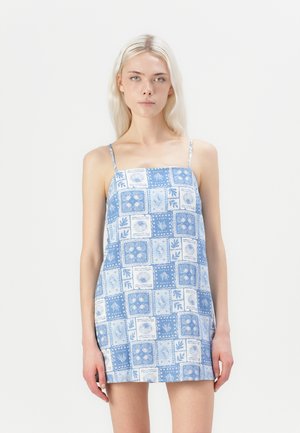 Abito top in camicia blu a trama con spalline sottili, caratterizzato da motivi floreali e conchiglie in patchwork su uno sfondo azzurro chiaro.