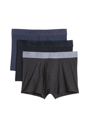 Trzy pary męskich bokserek w kolorach ciemnoszarym, czarnym i granatowym, każda z szerokim pasem z logo "MARC O’ POLO."