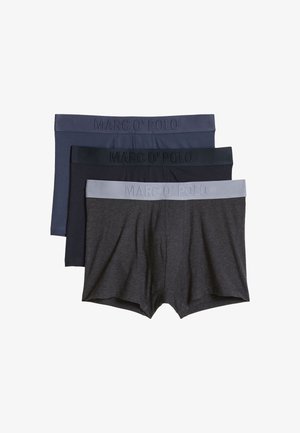 Drei Paar Herrenboxershorts in Dunkelgrau, Schwarz und Marineblau, jeweils mit einem breiten Bund mit der Marke "MARC O’ POLO."