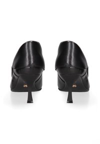 Scarpe con tacco alto in pelle nera con un design elegante, punta affilata e tacco sottile di 6,5 cm. Texture liscia, dettagli minimi.