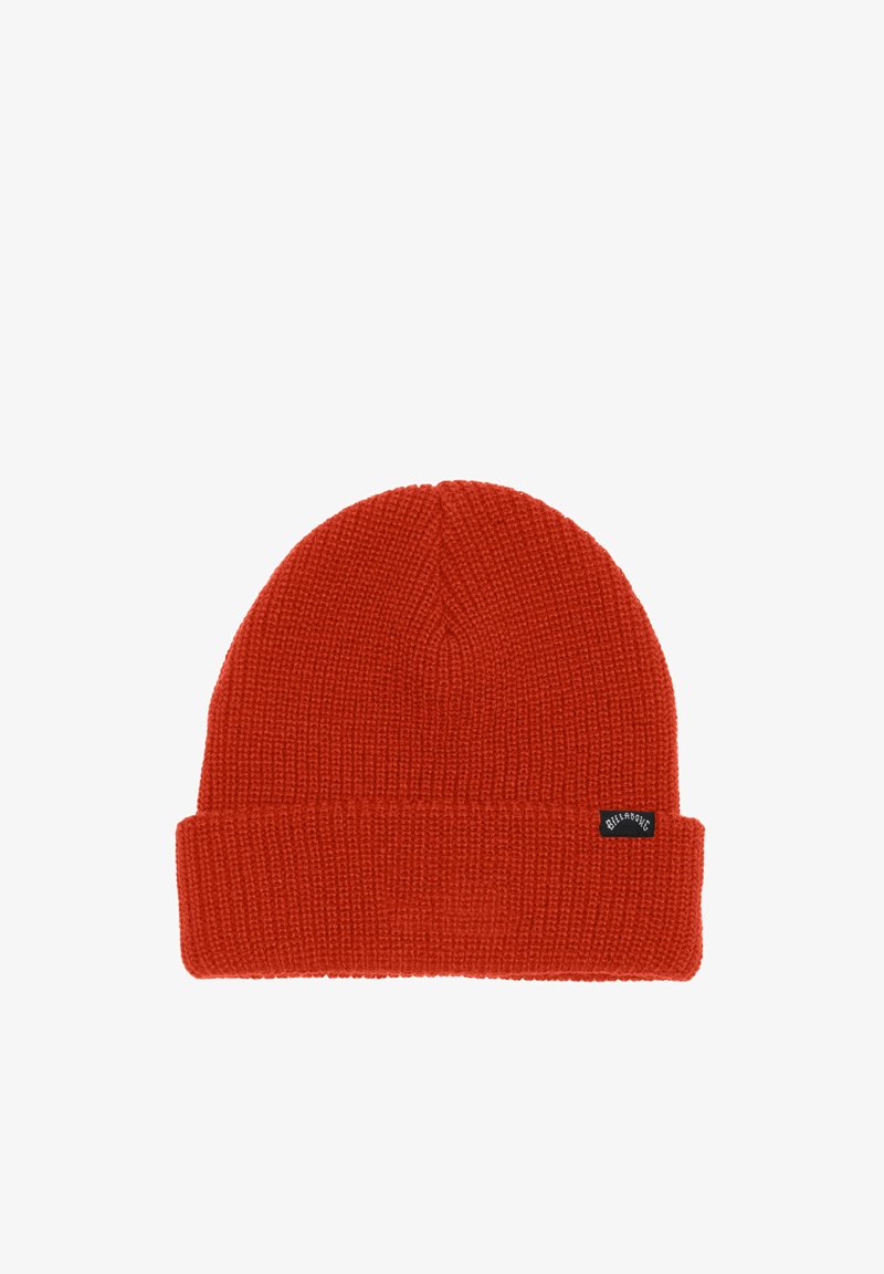 Gorro de punto rojo con textura acanalada, puño doblado y una pequeña etiqueta de marca negra en el lateral.