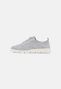 Scarpe in suede grigio con profilo basso, dotate di una suola in gomma bianca, lacci rotondi e un design minimalista. Nessun motivo o accento visibile.