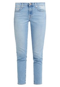 Jeans de denim azul claro con un ajuste Slim, que presentan un diseño estándar de cinco bolsillos, cierre de botón metálico y un ligero desgaste.