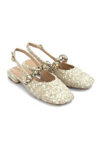 Scarpe slingback beige con paillettes, con punta quadrata, decorate con una fascia ornamentale che presenta accenti simili a gioielli. Tacco a blocco piccolo.