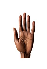 Hånd med jevn, mørk hudtone, fingrene spredt ut. Merkbar detalj inkluderer en liten vanndråpe på håndflaten.