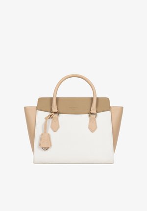 Sac à main blanc structuré avec des poignées, panneaux latéraux et bordure supérieure beige, présentant une petite étiquette suspendue sur la poignée gauche.