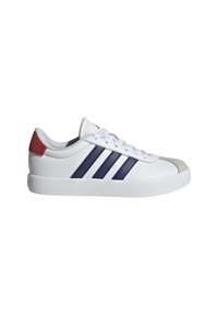 Sneaker bianco con strisce blu navy, punta rotonda grigia e dettaglio rosso sul tallone. Realizzato in materiale sintetico con una texture liscia.