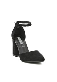 Scarpa nera in suede con tacco alto, punta affusolata, cinturino alla caviglia e tacco chunky. Caratterizzata da una texture liscia e un design minimalista.