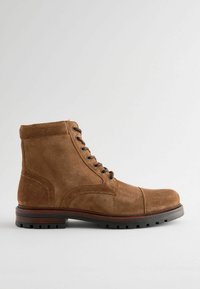 Botine din suede maro, cu vârf rotund, șase orificii pentru șireturi și o talpă din cauciuc texturată. Au cusături contrastante și un guler căptușit.