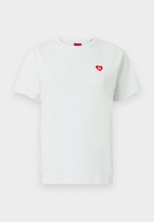 Bela bombažna majica s kratkimi rokavi, okroglo izrezana, z majhnim rdečim srčkastim logotipom "HUGO" na levi prsni strani.