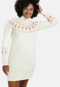 Abito maglione color crema con colletto alto, motivi a rombi in un delicato rosa, polsini e orlo a costine, realizzato in un morbido tessuto lavorato a maglia.