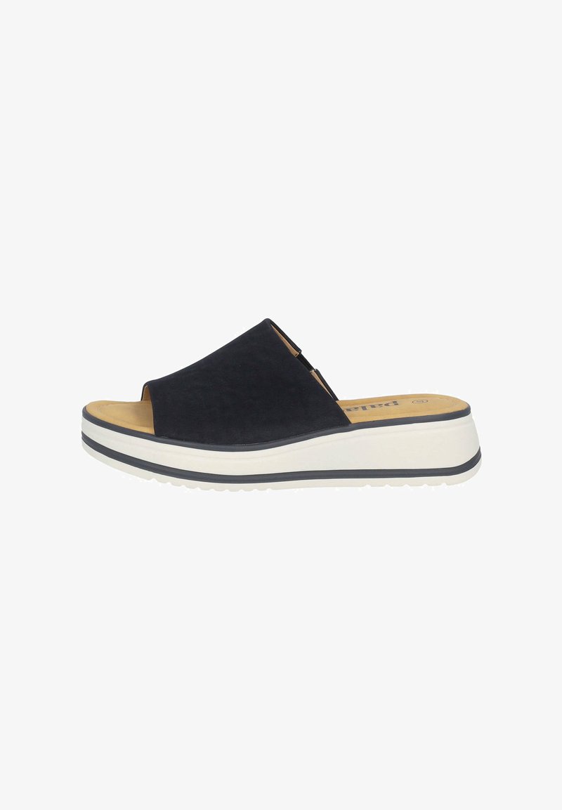 Schwarze Wildleder-Slidesandalen mit offener Zehenpartie, die eine dicke weiße Plattformsohle mit einem schwarzen Streifen sowie ein glattes, hellbraunes Fußbett aufweisen.