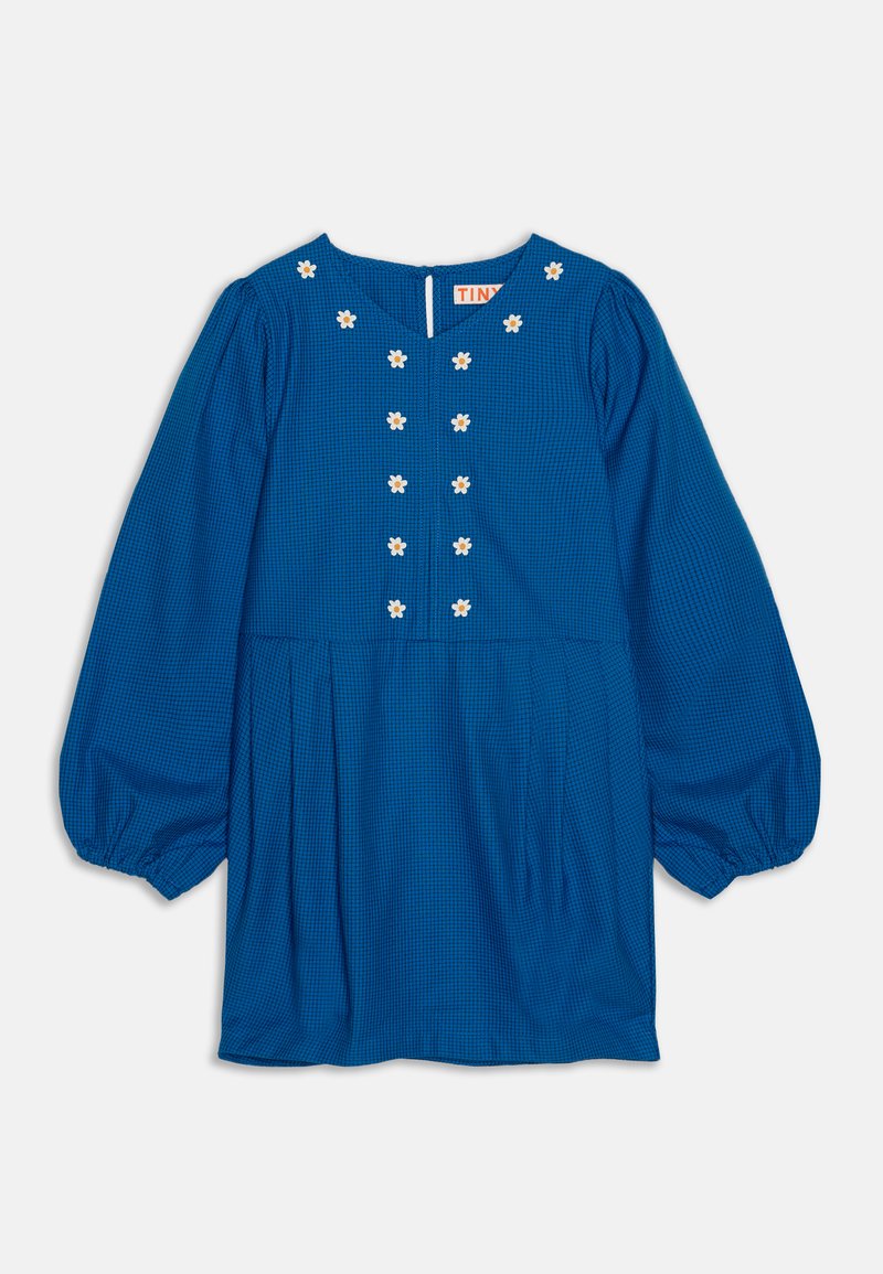 Modrá strukturovaná šaty s dlouhými nařasenými rukávy, zdobeny bílými květinovými akcenty na předním díle a otvoru na zádech ve tvaru klíče.