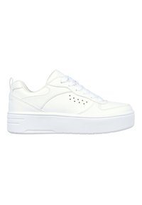 Witte sneaker met een glad leren bovenwerk, ronde neus en witte veters. Kenmerkt zich door subtiele sterperforaties en een dikke witte zool.