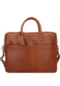 Valigetta in pelle marrone con doppie maniglie, tracolla regolabile, tasca frontale e etichetta per i bagagli. Presenta una texture liscia e un design minimalista.