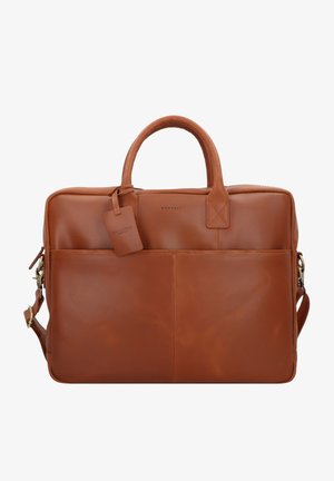Malette en cuir marron avec double poignées, bandoulière réglable, poche avant et étiquette de bagage. Présente une texture lisse et un design minimaliste.