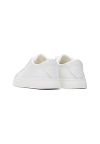 Baskets blanches avec une finition en faux cuir lisse, dotées d'un design bas, d'un col rembourré et d'une semelle en caoutchouc texturée. Marque discrète au niveau du talon.