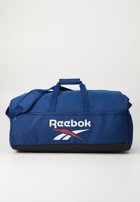 Blå Duffelbag lavet af slidstærkt stof, med sort bund, dobbelte håndtag på toppen og Reebok-logo med røde og hvide detaljer.