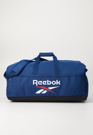Bolsa de duffel azul hecha de una tela duradera, con un fondo negro, dos asas en la parte superior y el logo de Reebok con acentos en rojo y blanco.