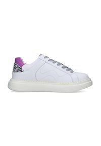 Sneaker bianco in pelle con lacci grigi, tallone posteriore viola e un accento in stampa leopardata sul tallone. Suola in gomma spessa, design elegante.