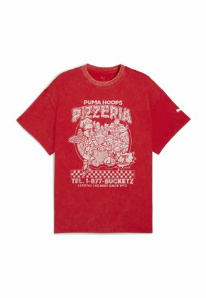 Rotes Baumwoll-T-Shirt mit einem großen weißen Grafikdruck, der Themen wie Pizza und Basketball zeigt, mit einem Schachbrettmusterrand und fettem Text.