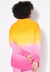 Langærmet skjorte med en ombre-design, der går fra lys gul til pink. Lavet af struktureret stof med knapmanchetter.