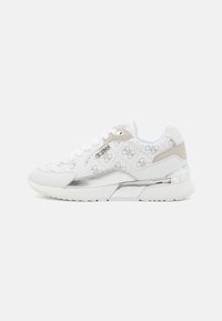 Scarpe sportive bianche con tomaia in tessuto che presenta un motivo a logo, dettagli argento e una suola texturizzata per una migliore aderenza. Dal design leggero e moderno.