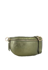 Petit sac banane en cuir vert olive brillant avec fermeture éclair dorée et bandoulière réglable sur fond blanc.