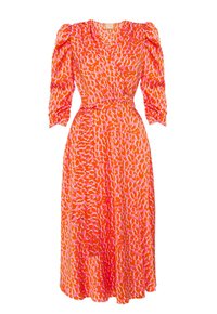 Pomarańczowa i różowa sukienka o długości do kolan, z bufiastymi rękawami, w stylu kopertowym oraz w kropkowany wzór. Gładki materiał z wysmuklającym pasem.