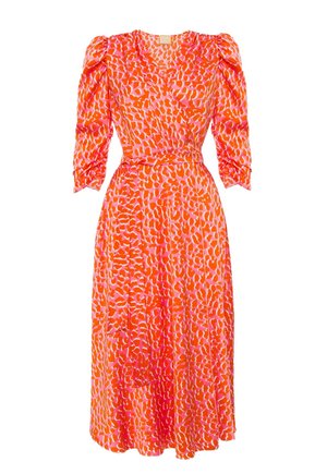Pomarańczowa i różowa sukienka o długości do kolan, z bufiastymi rękawami, w stylu kopertowym oraz w kropkowany wzór. Gładki materiał z wysmuklającym pasem.