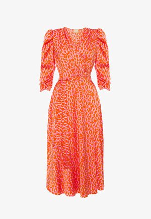 Pomarańczowa i różowa sukienka o długości do kolan, z bufiastymi rękawami, w stylu kopertowym oraz w kropkowany wzór. Gładki materiał z wysmuklającym pasem.
