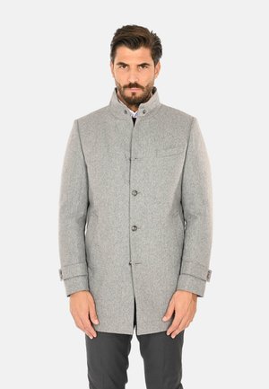 Cappotto in lana grigia con colletto alto, chiusura a bottoni monopetto e due tasche laterali. Presenta una texture liscia e una vestibilità sartoriale.