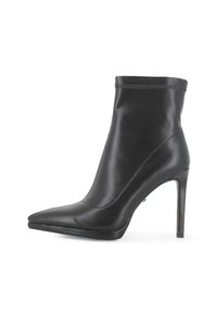 Botín de cuero negro hasta el tobillo con punta afilada y tacón de aguja delgado y alto, parte superior lisa y ribete cosido en el borde superior.
