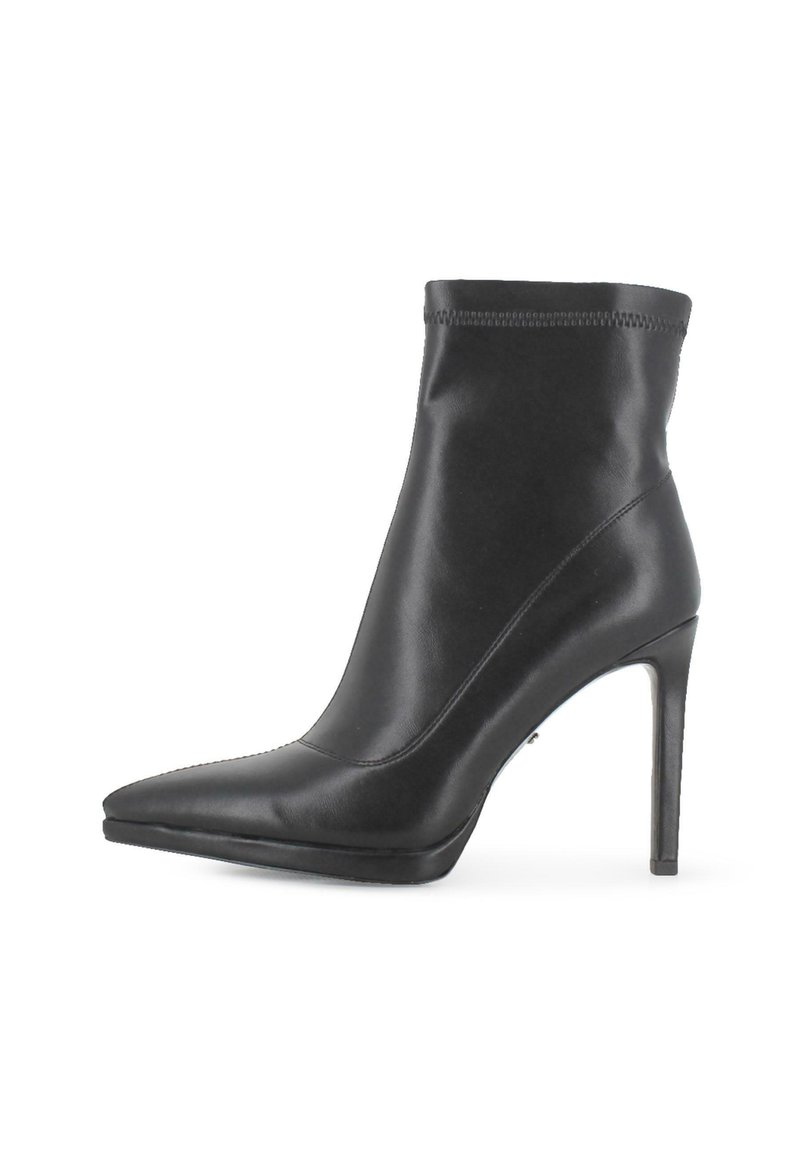 Botín de cuero negro hasta el tobillo con punta afilada y tacón de aguja delgado y alto, parte superior lisa y ribete cosido en el borde superior.