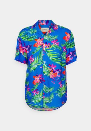 Camisa de manga corta con botones en tejido azul brillante, con un estampado tropical que incluye elementos florales en rosa y verde, y dobladillo curvado.