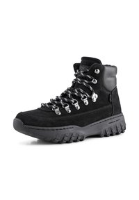 Bota de senderismo de ante negro con suela de goma texturizada, ojetes de metal plateado y cordones con patrón en blanco y negro, que cuenta con un cuello acolchado.