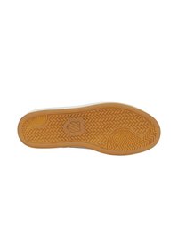 Sneaker-Sohle mit einem glatten weißen Rand und einer strukturierten Gummisohle, die ein Fischgrätenmuster und ein markantes Logo aufweist.