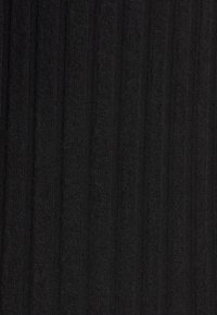 Tissu noir à la texture douce, avec des rayures verticales. Le matériau semble épais et chaud, idéal pour le tricot ou le rembourrage.