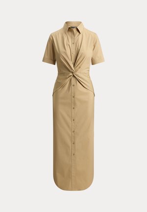 Robe couleur chameau avec un col à revers, des manches courtes, des boutons à l'avant et un design noué à la taille. Tissu lisse et léger.