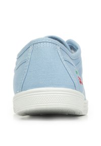 Lichtblauwe canvas sneaker met een witte rubberen zool, met daarop rode en groene geborduurde kersen aan de zijkant, een gladde textuur en een ronde vorm.